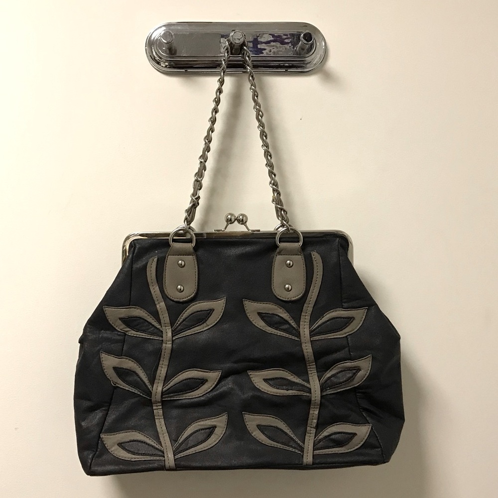 Nice & Stylish Roomy Silver Chain Leaf Accented Bag! - Picture 10 of 14